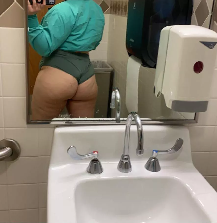 Never get tired of booty pics in the bathroom 🍑