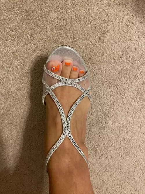 New heels + new pedicure 🧡
