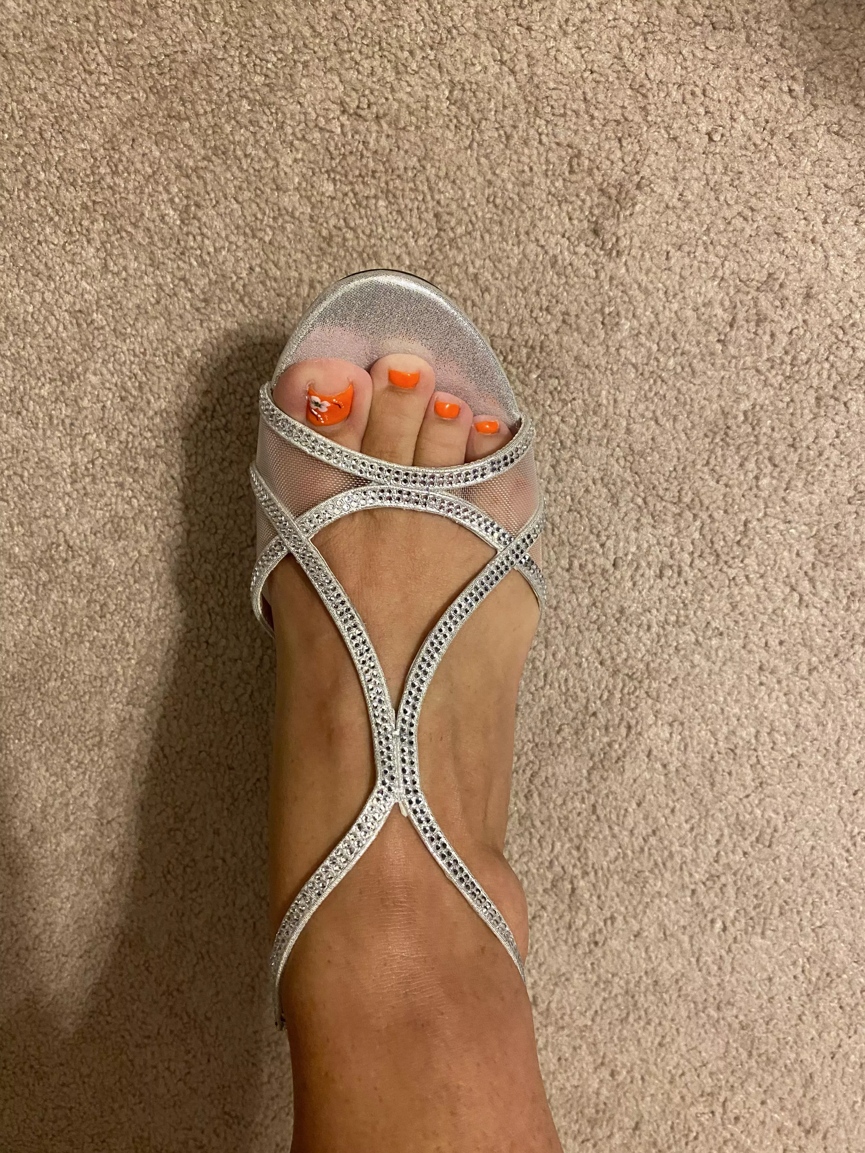New heels + new pedicure 🧡