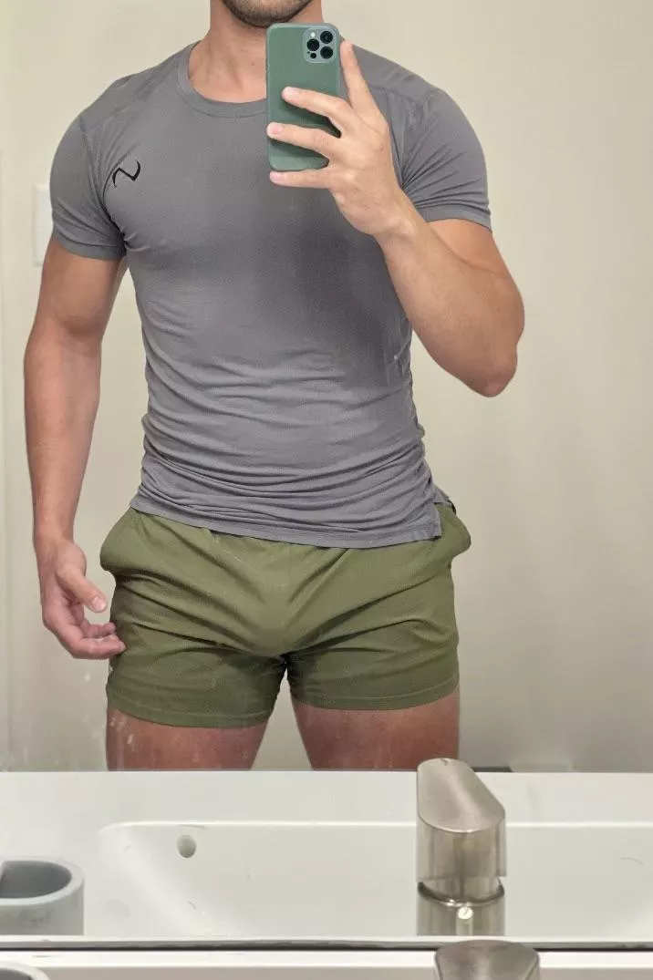 New to the community. 28 year old gay dude living in the New England area. Love a good gym bulge 😏💪🏻