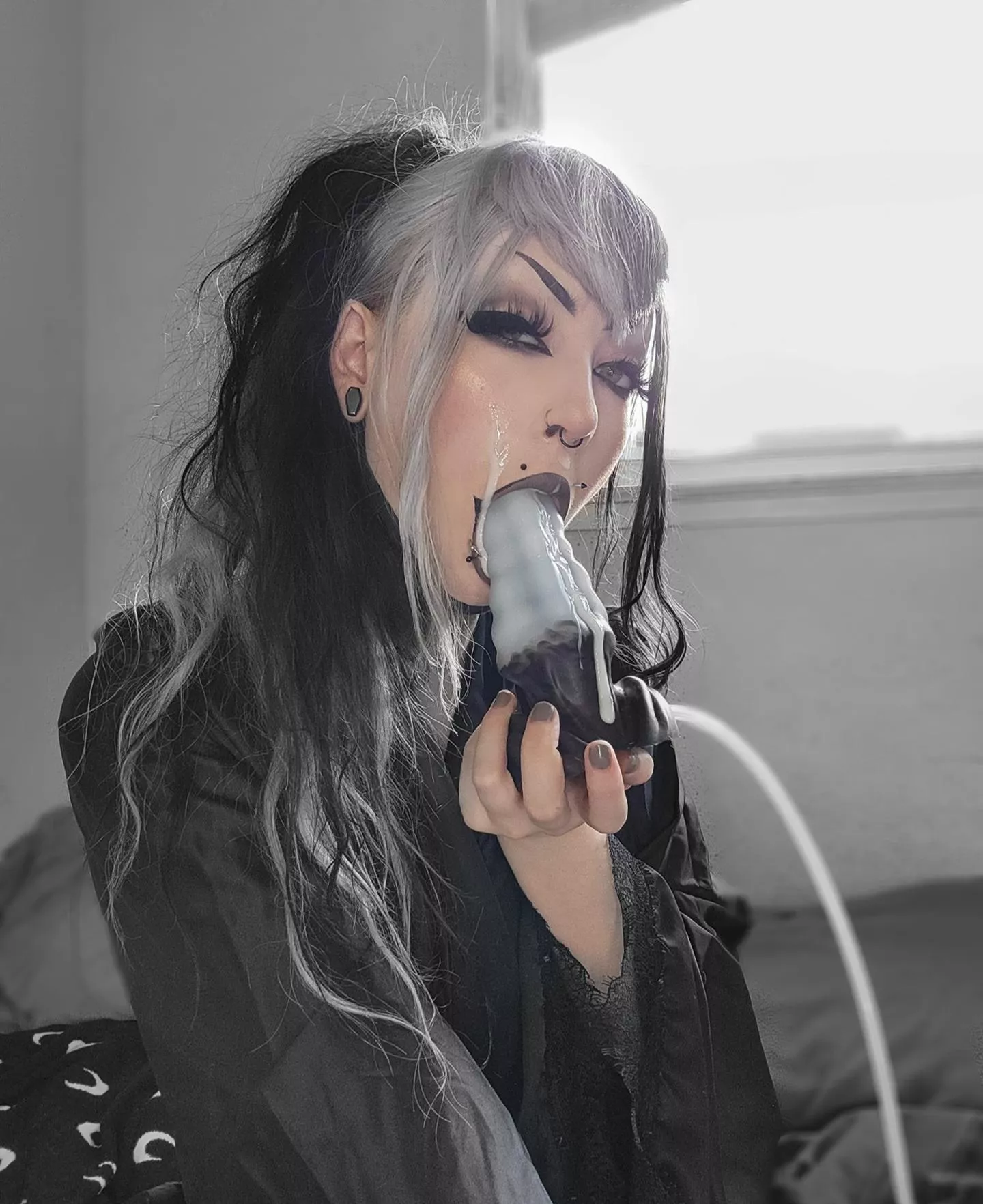 New toy for throat practice, it's even in my colors🤍🖤