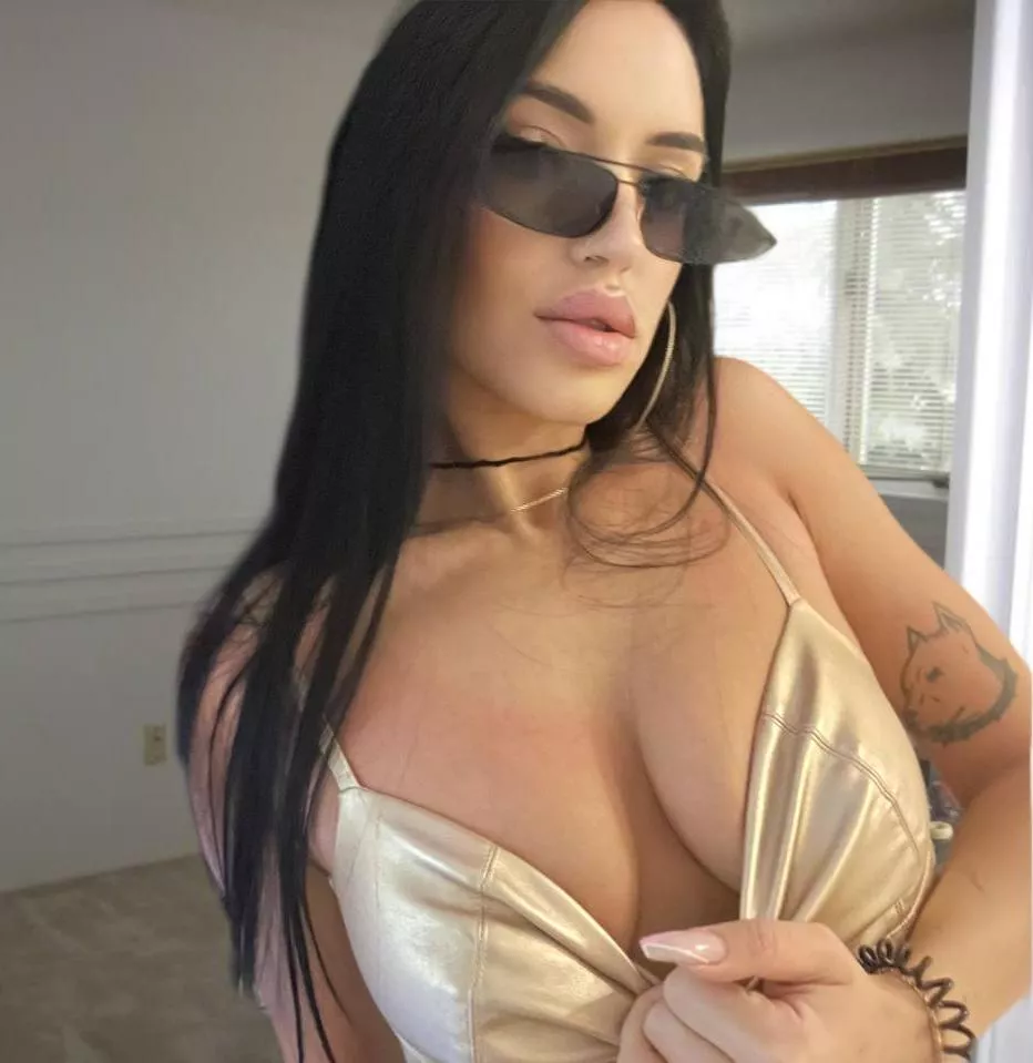 No bra [f]or easy access 😏