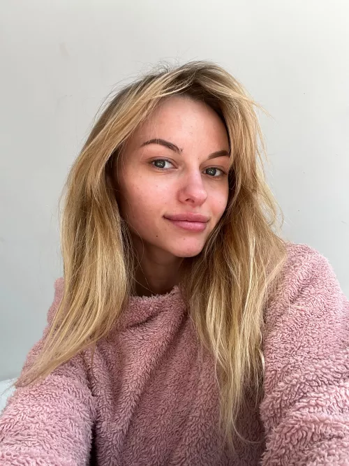 No bra underneath today😈