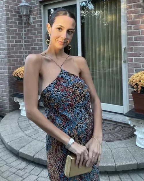 ok one last tease before i call it a night. happy to pleasure you boys in chat for a few more mins if anyone needs their cock serviced 😘