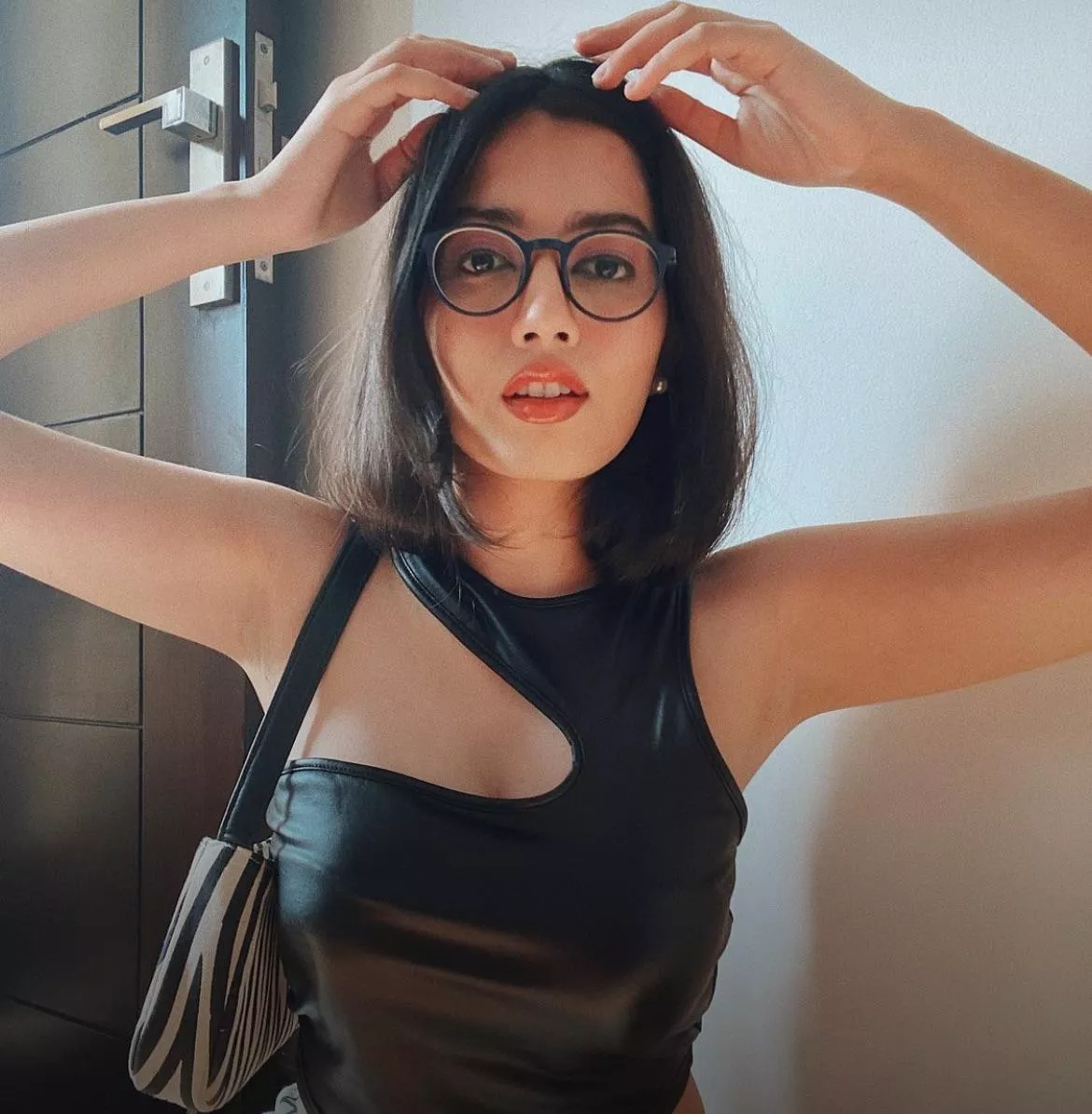 Omg, since y’all complementing more about my glasses, here’s another one 🤩