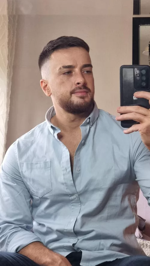 On rare occasions, I'll make an effort and wear a shirt. Happy Bank Holiday Lads π¬π§