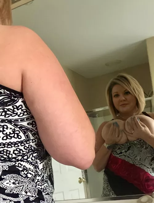 Oops...I lost my top 😏🤭