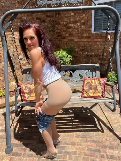 Outside for Hump Day with pantyhose!! 🍑