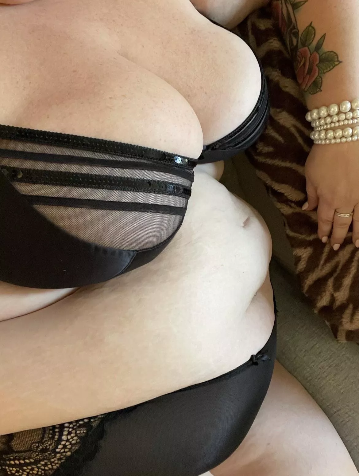 Pale skin, black lace and sequins with a touch of pearls 🧁