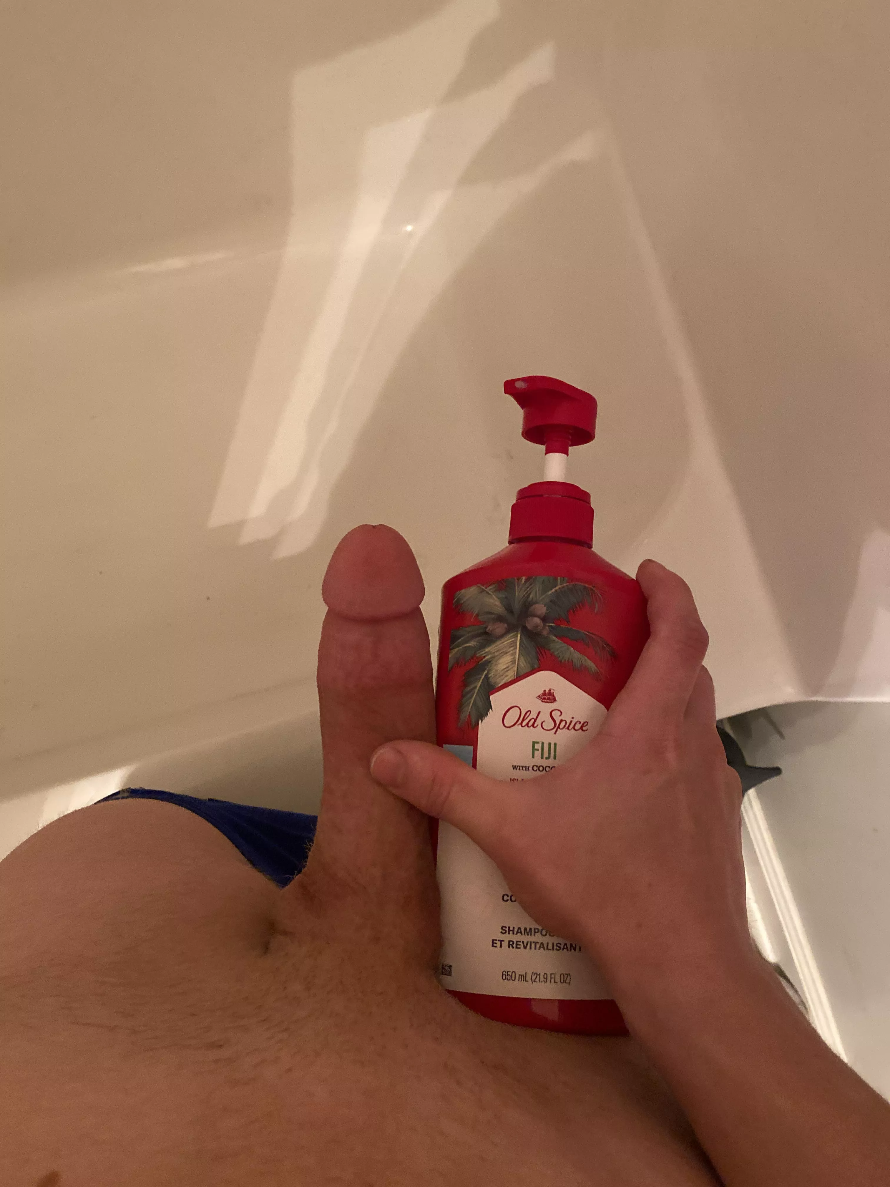 Peem next too a shampoo bottle :0 Peem next too a shampoo bottle :0