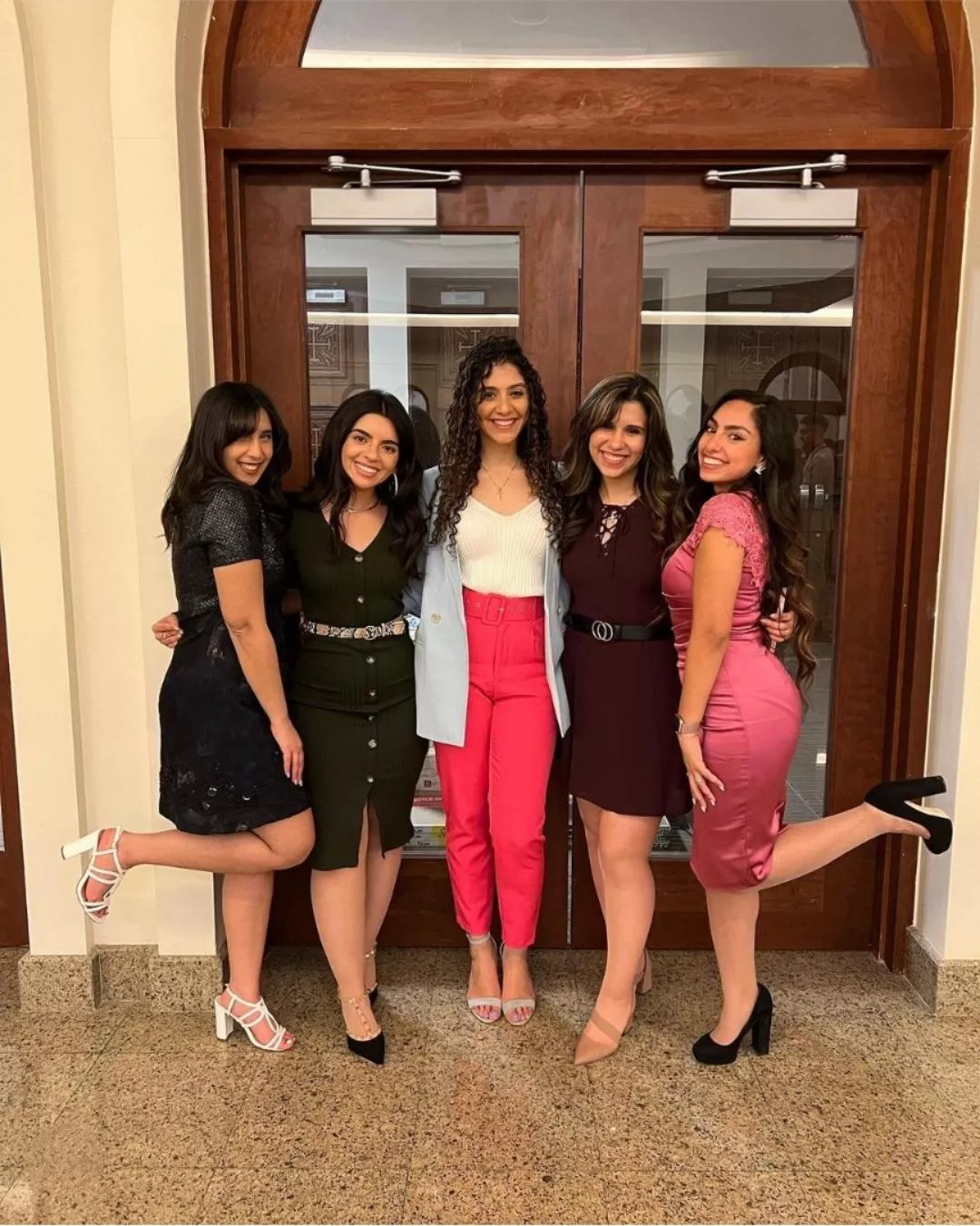 Petite brunettes 👠