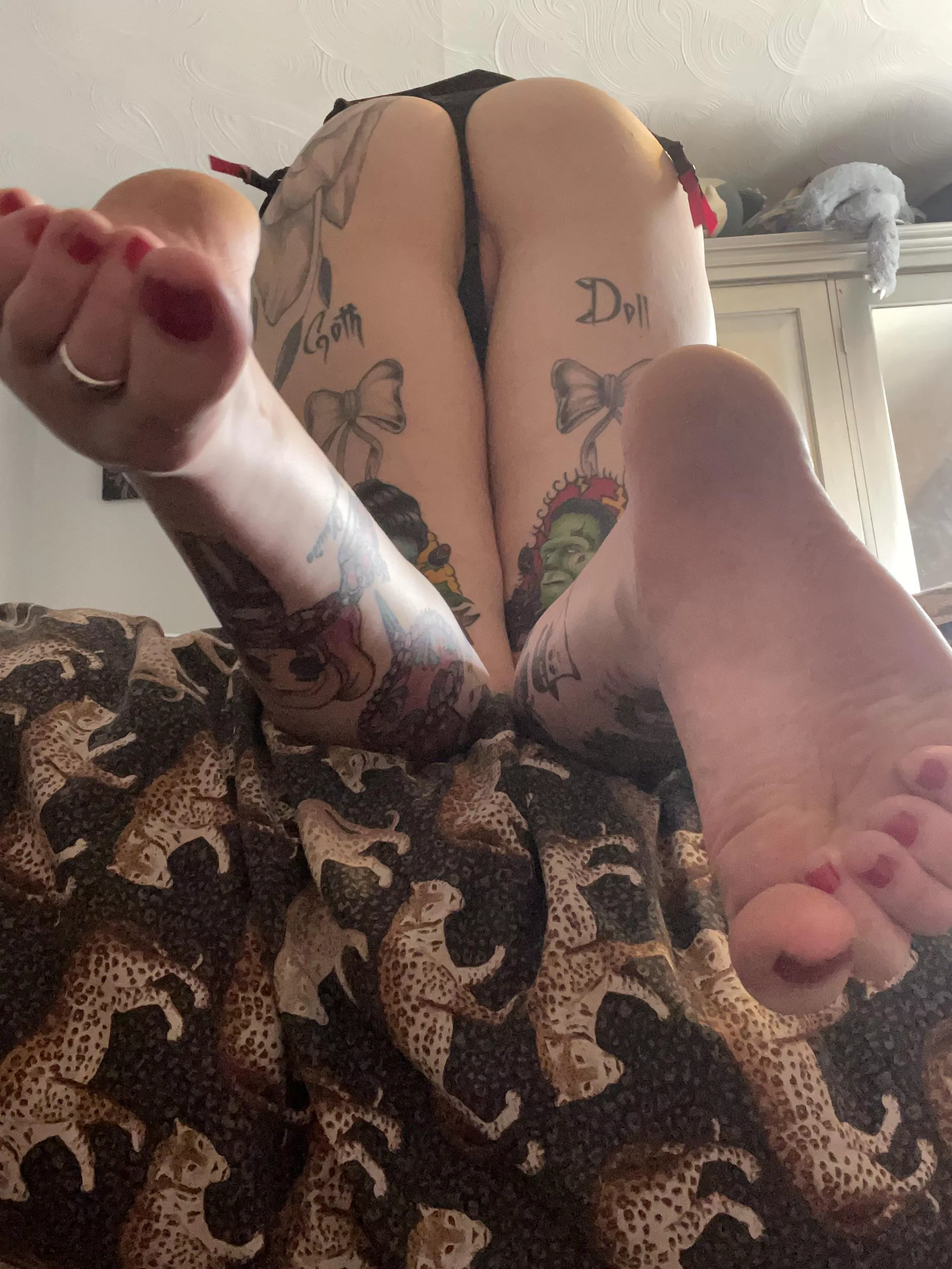 Pink toes and tattoos 💖