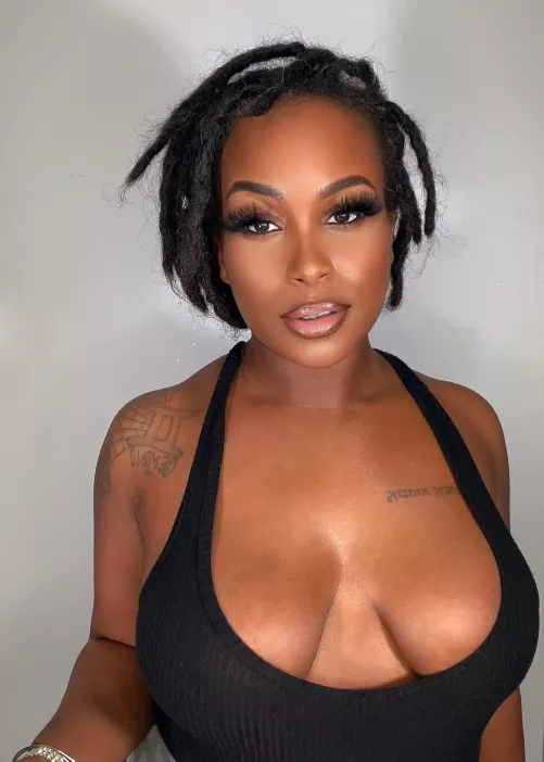 Playground full of melanin. Black w big titts 💦💦💦💦Cum play with me 👅 click the link in my bio or in this comments section 💦