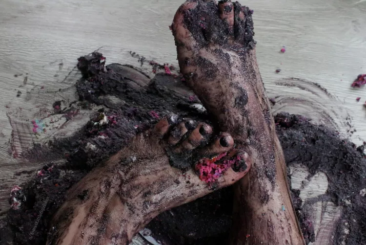 Playing with my buttercream mess after a smoosh. <3