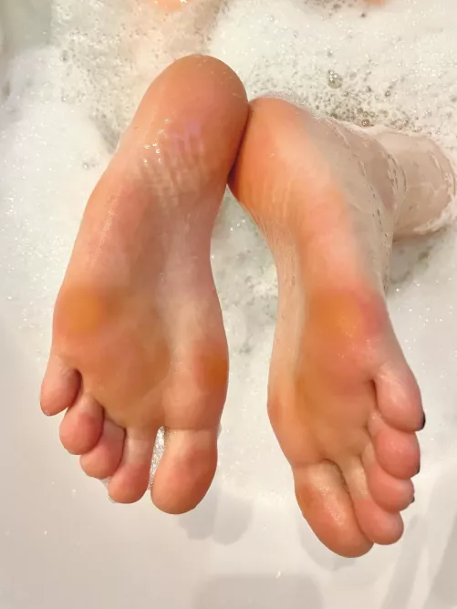 Please suck on my toes 👅😍