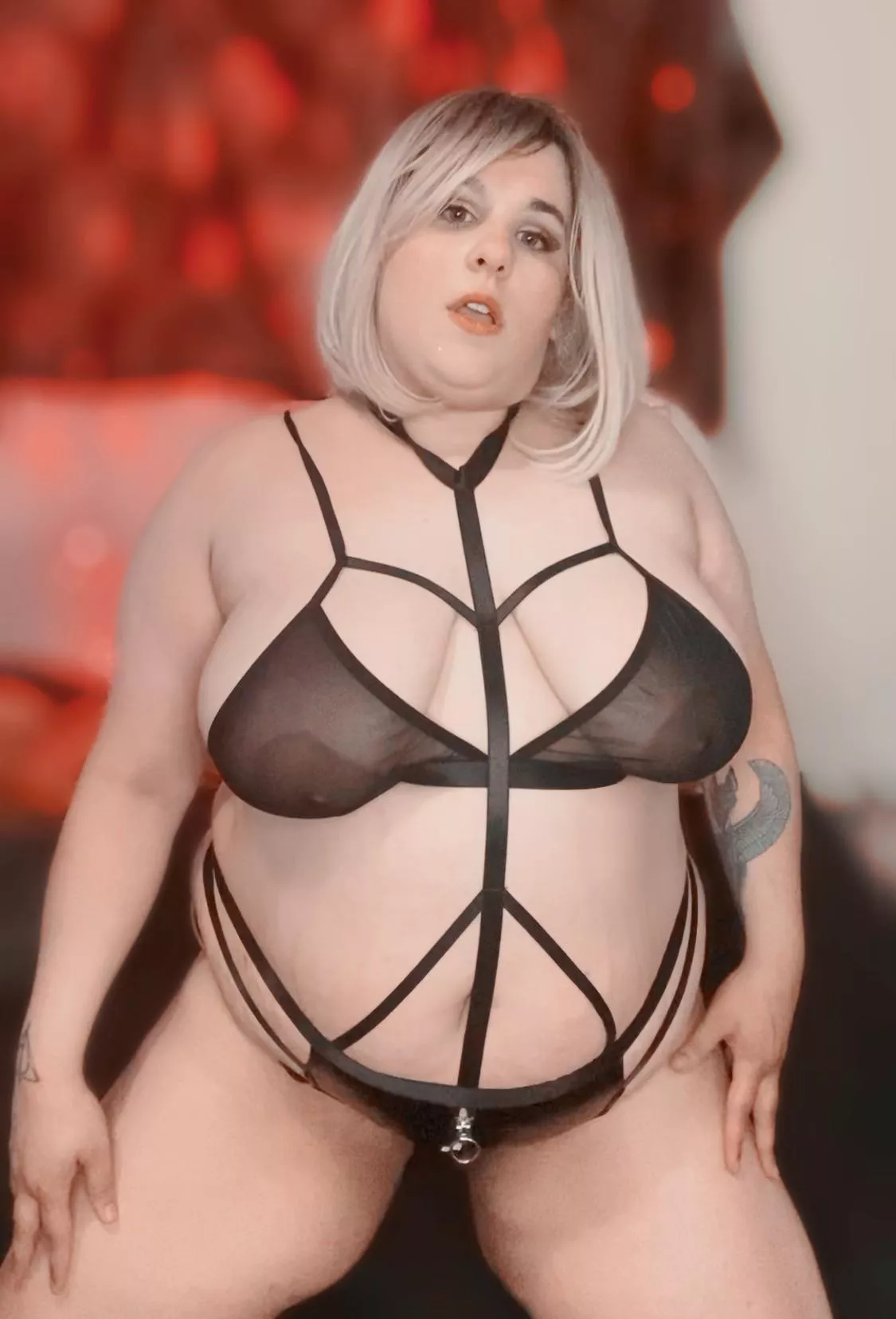 Plumb and busty 😈