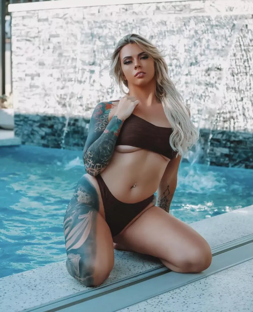 Pool side 😏