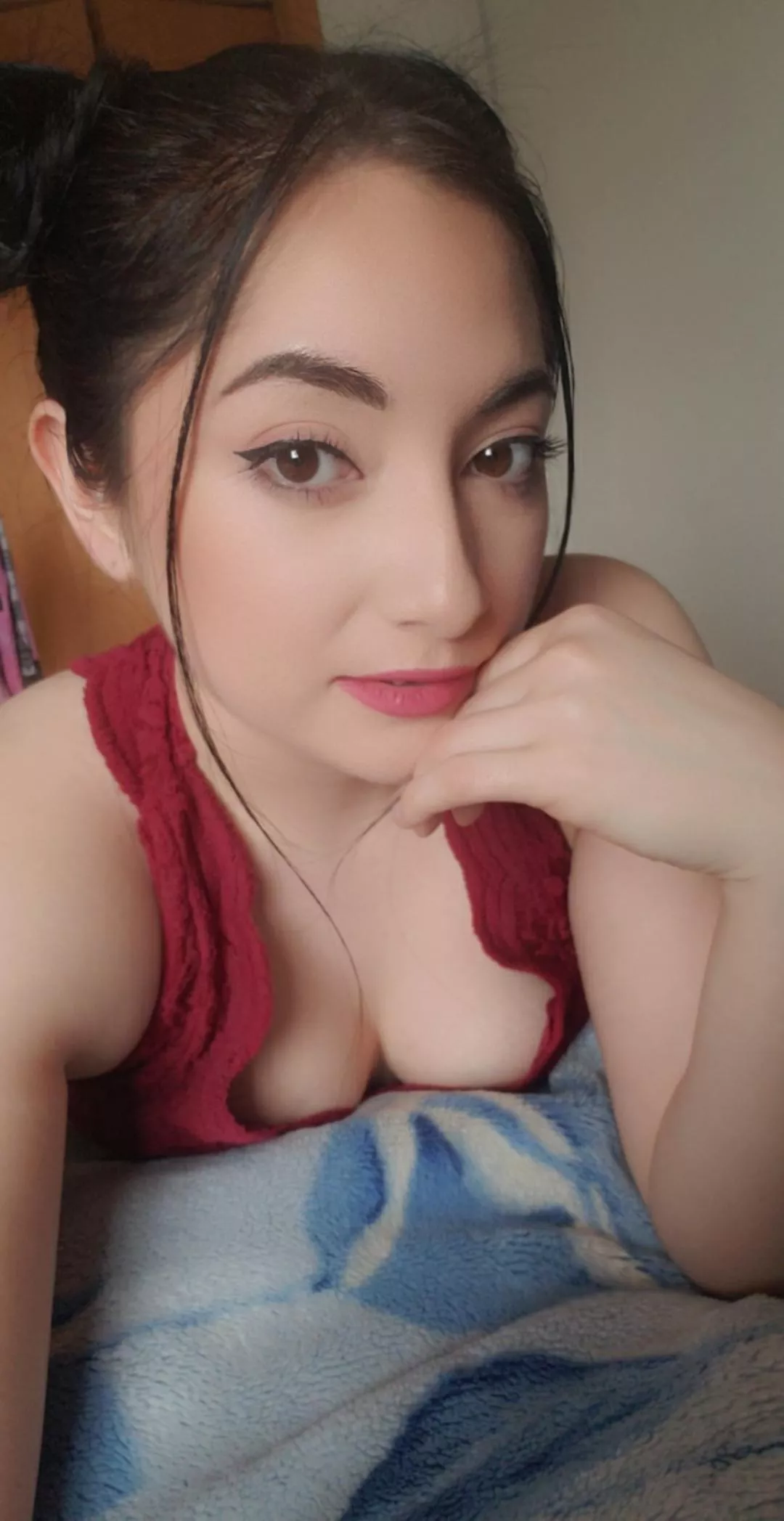 pretty petite and brunette comment if im your type 😊