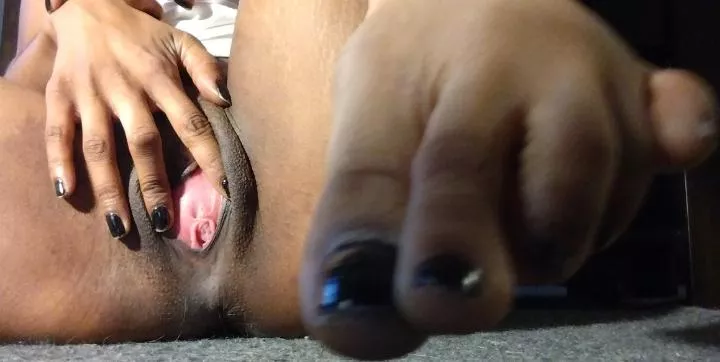 pretty pussy and black nails 🤤💦