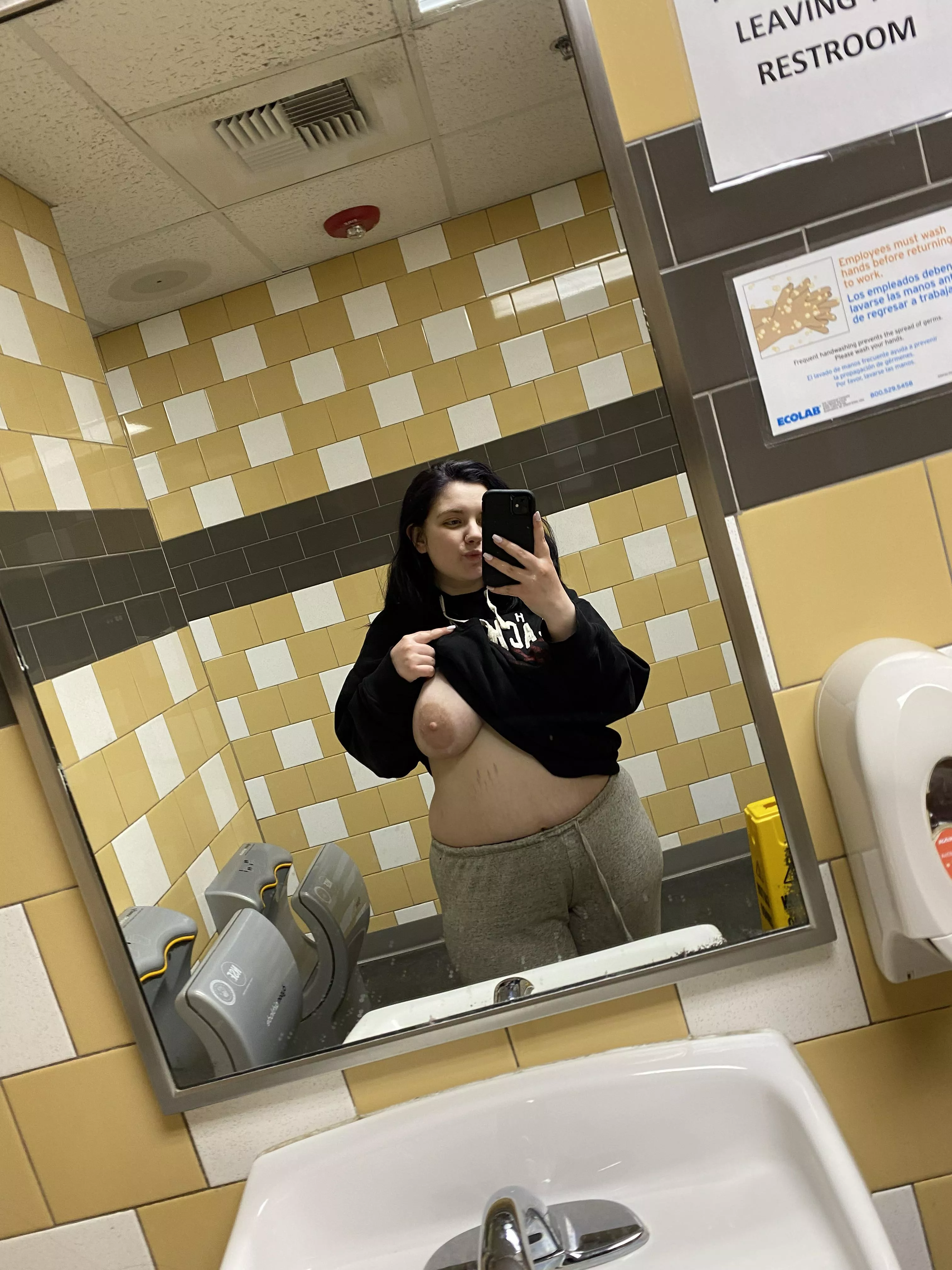 Public bathroom selfie from a MILFF