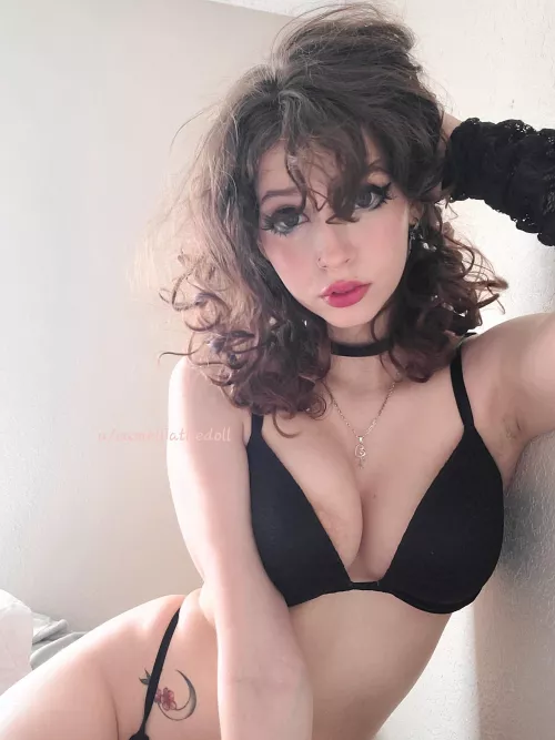 Put a collar and a leash on me and make me your lil goth fuckdoll, just make sure it's a cute collar please?