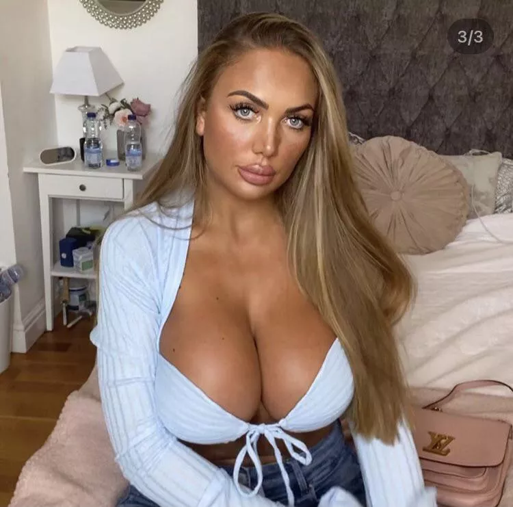 Quand ma meuf s'habille sexy pour qu'on voit ses sein... ça m'énerve et m'excite a la fois 😓😓