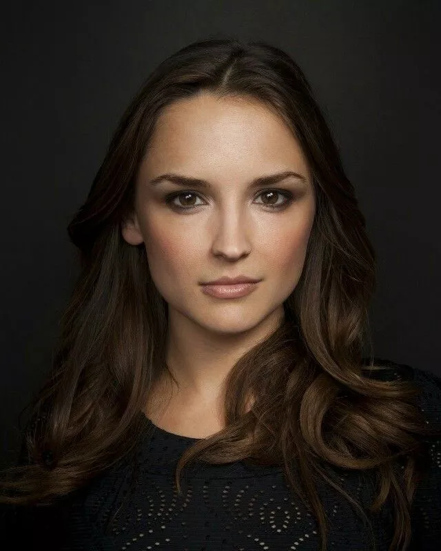 Rachael Leigh Cook.