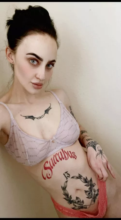 Ravenna de Vil (@h0t.g0thic) [Instagram]