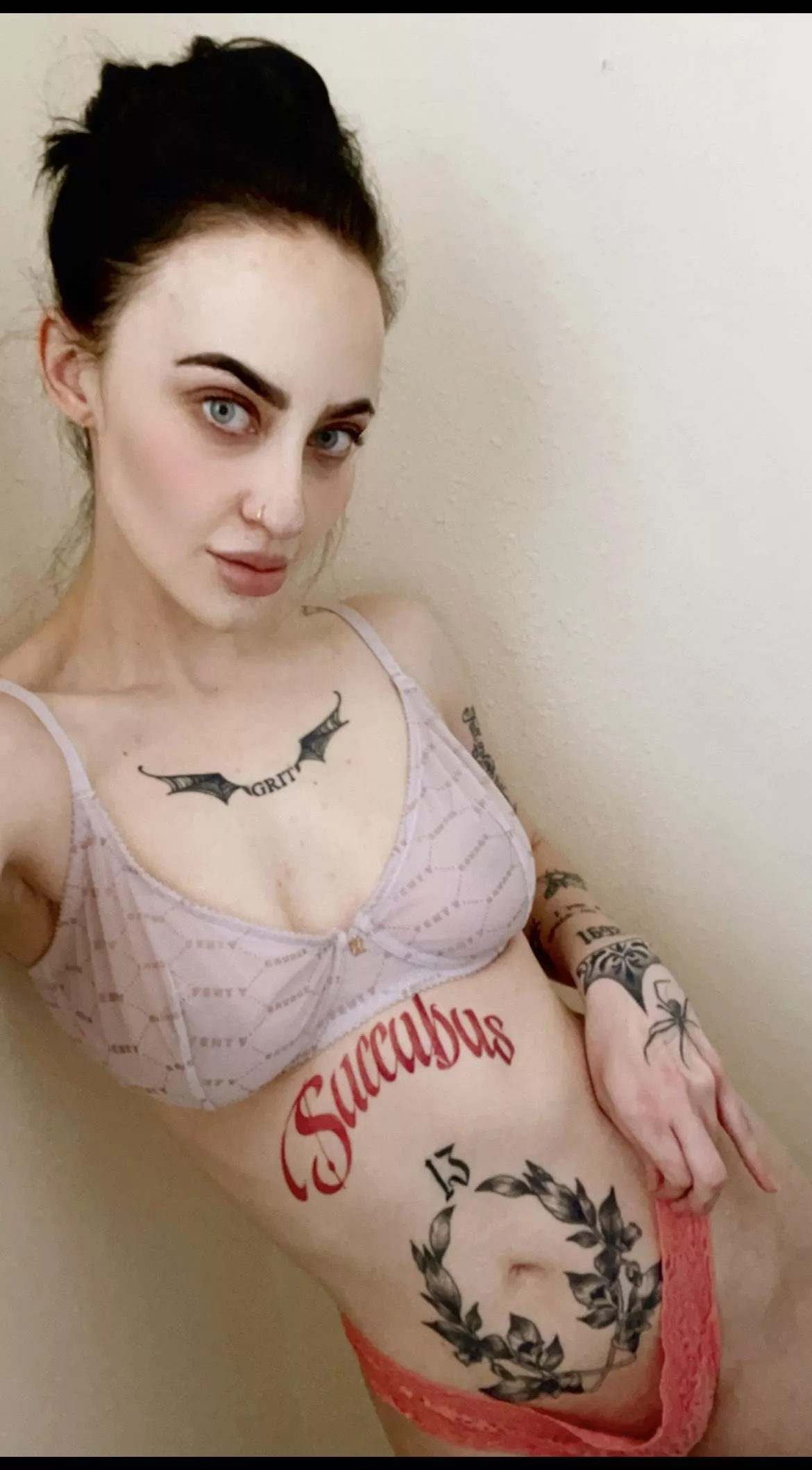 Ravenna de Vil (@h0t.g0thic) [Instagram]