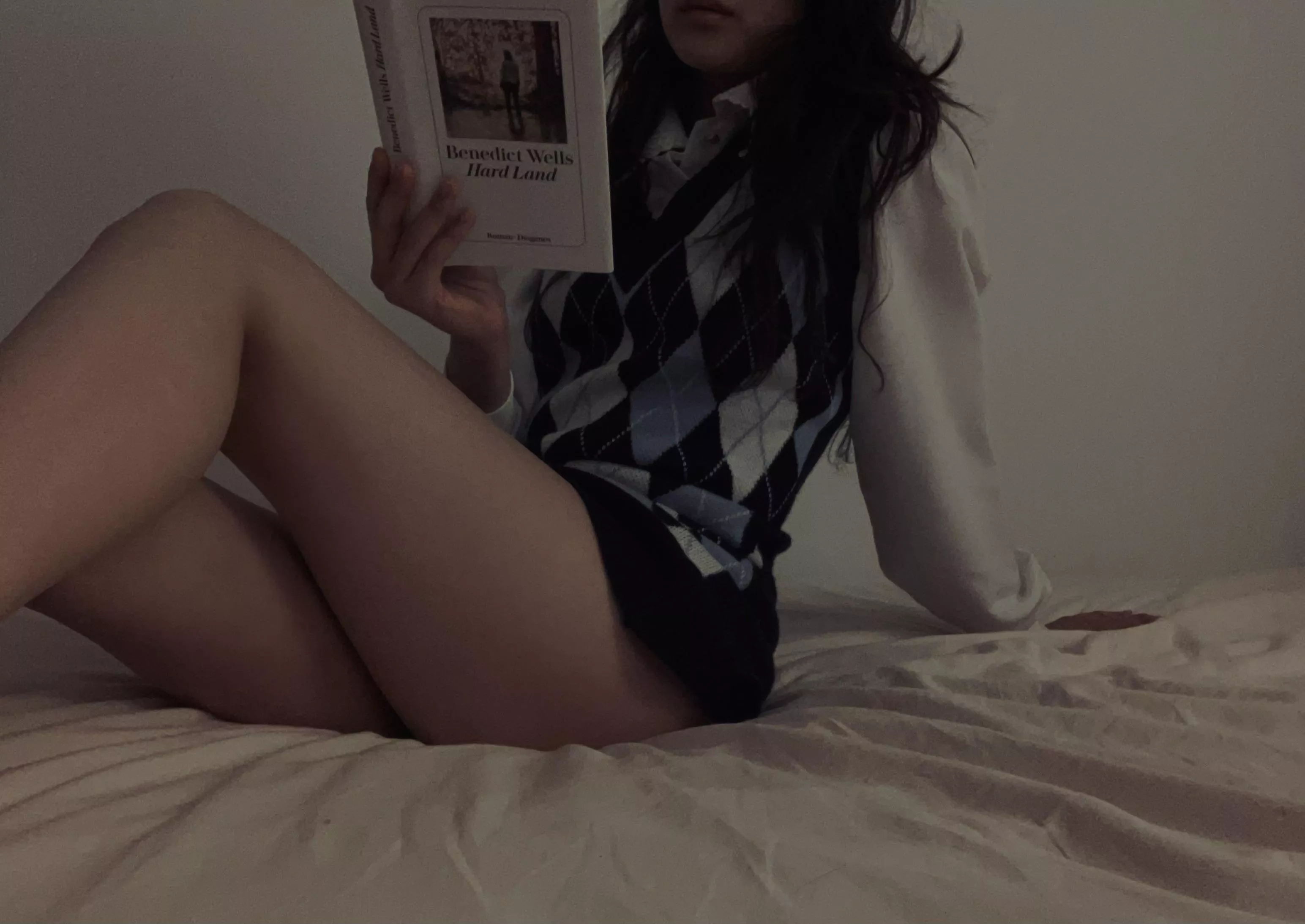 Reading is one of my daily pleasures, what’s yours?🖤