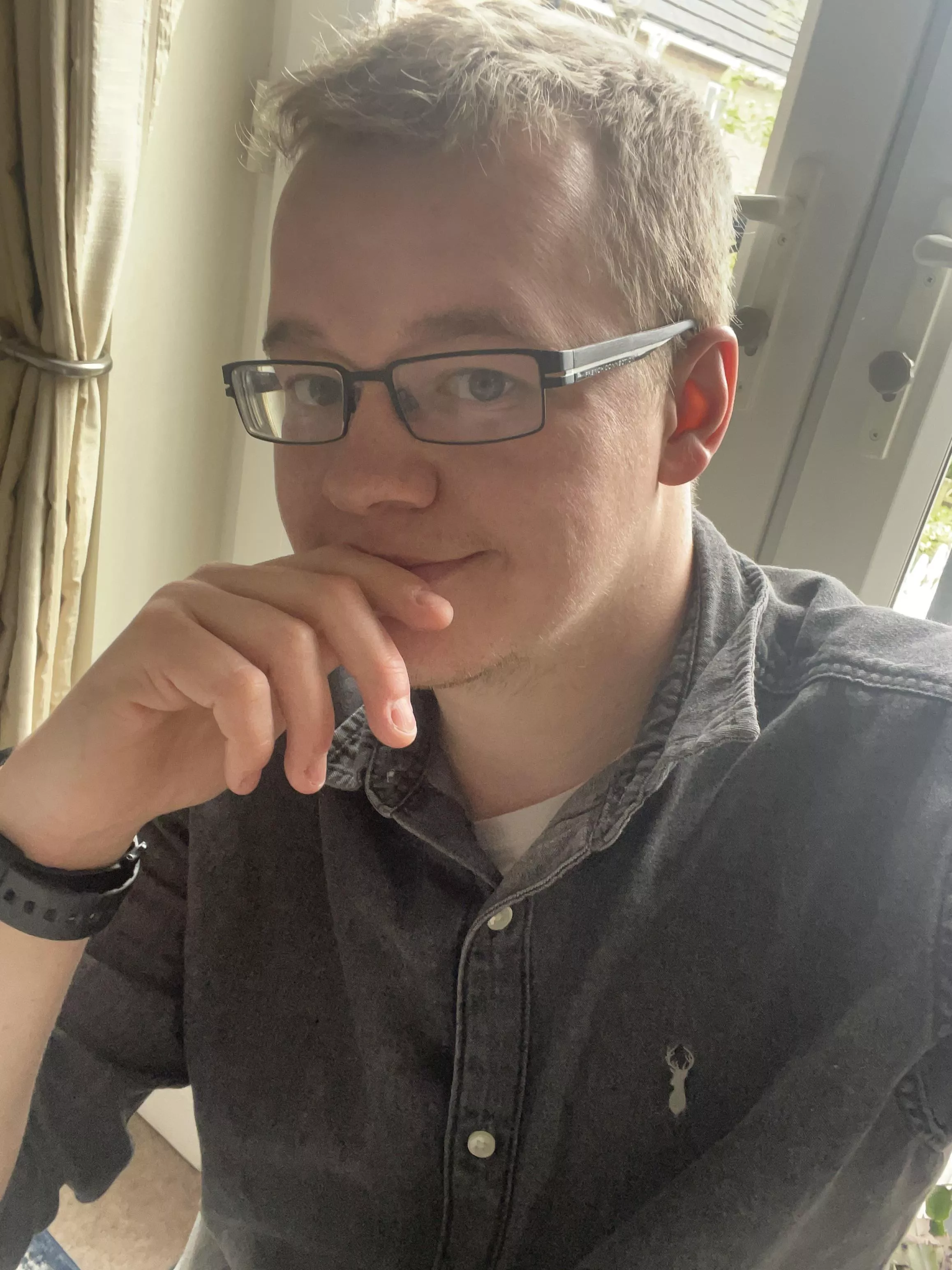 Relaxing at home before the day starts, how is everyone doing? 😄