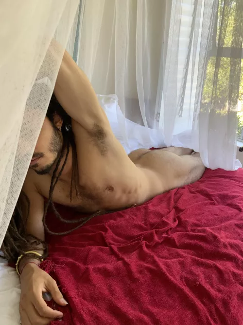 Relaxing in red 🌹