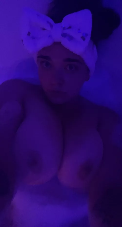 Right now babe.. drop your clothes and come join me 🤭