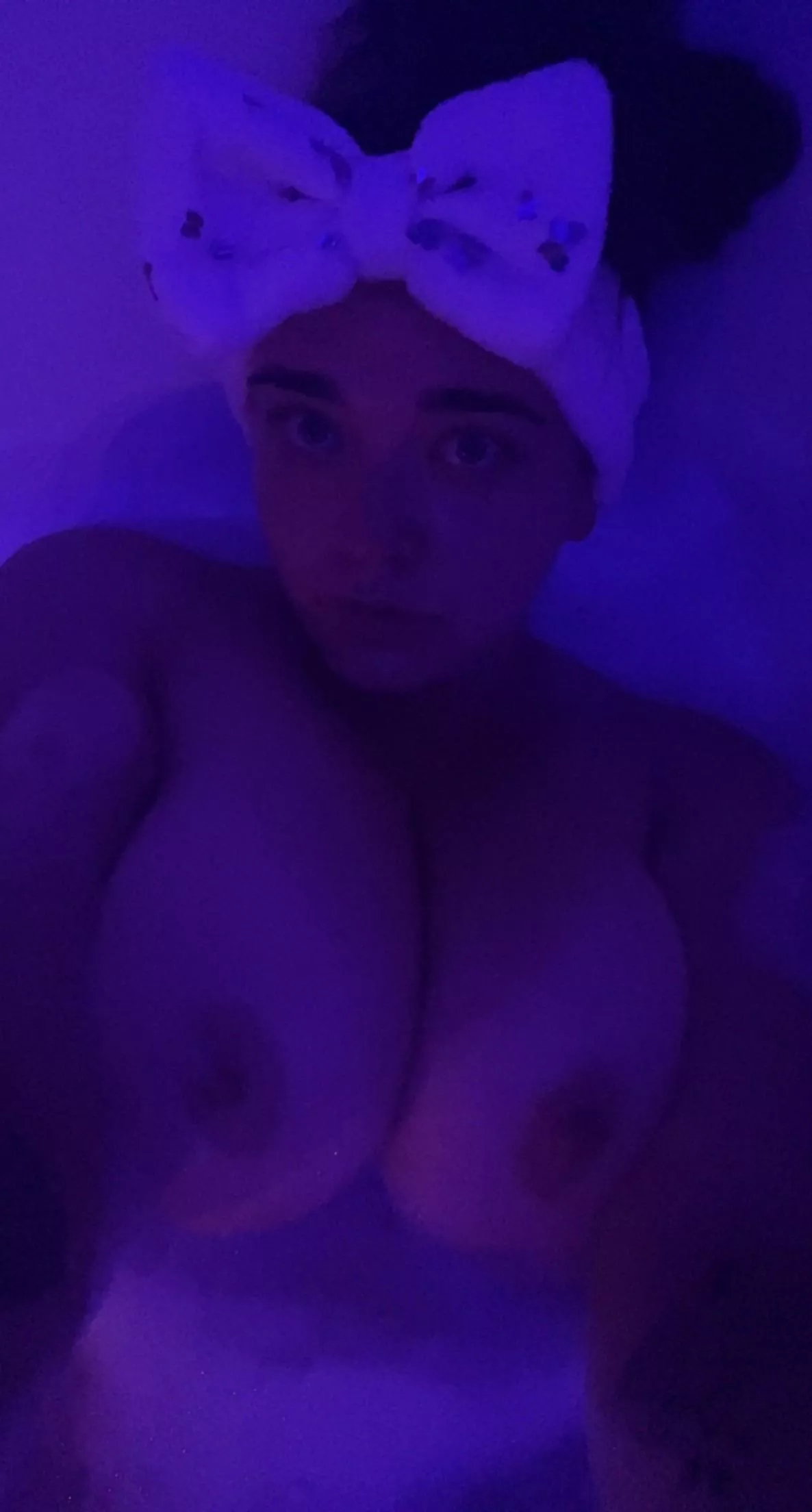 Right now babe.. drop your clothes and come join me 🤭