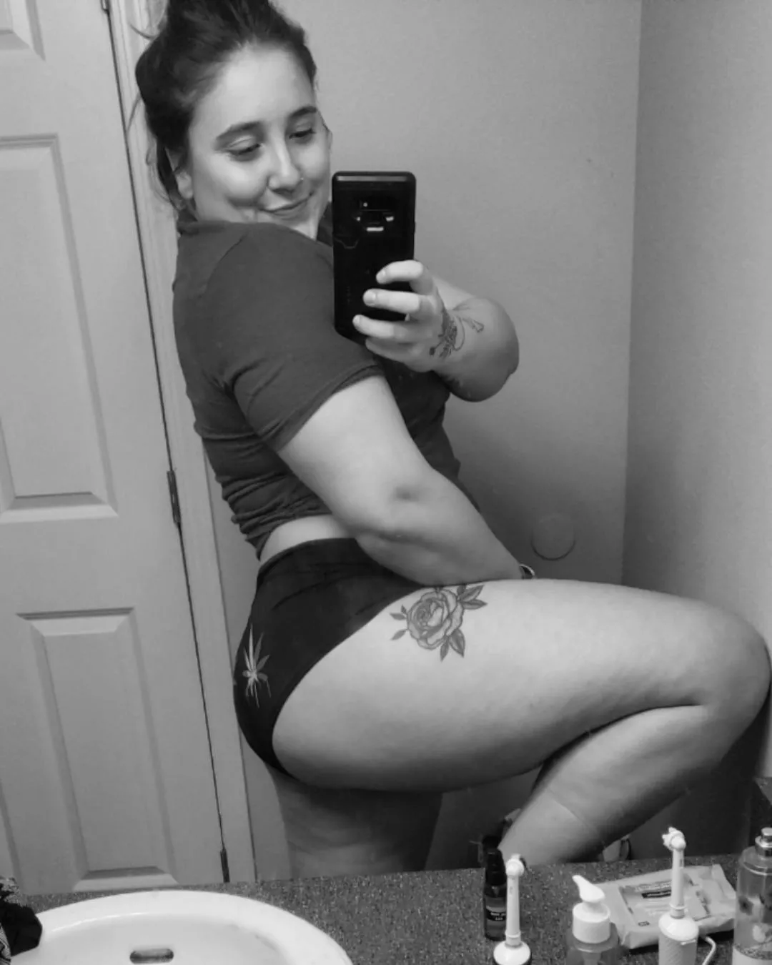 Roll me a blunt and then make me cum 😏