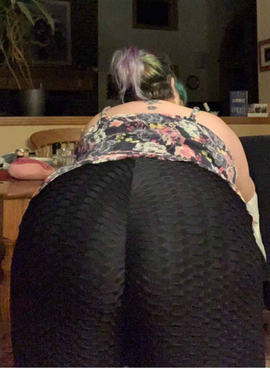 Saw John Mulaney tonight. How are y’all doin? Also got these new pants that are making me feel spicy! 🌶