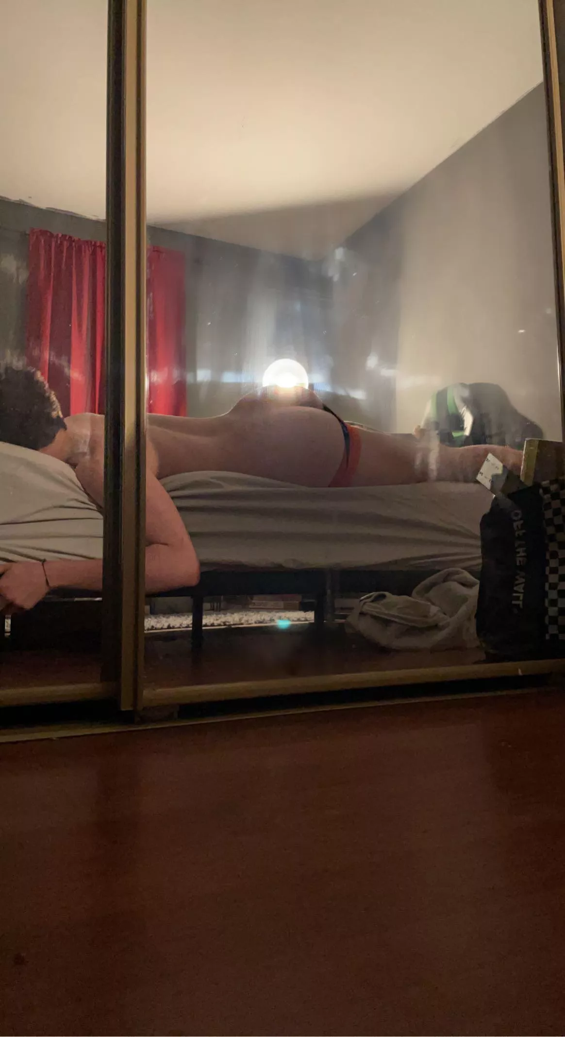 see how i’m gripping the bed, take notes 😉