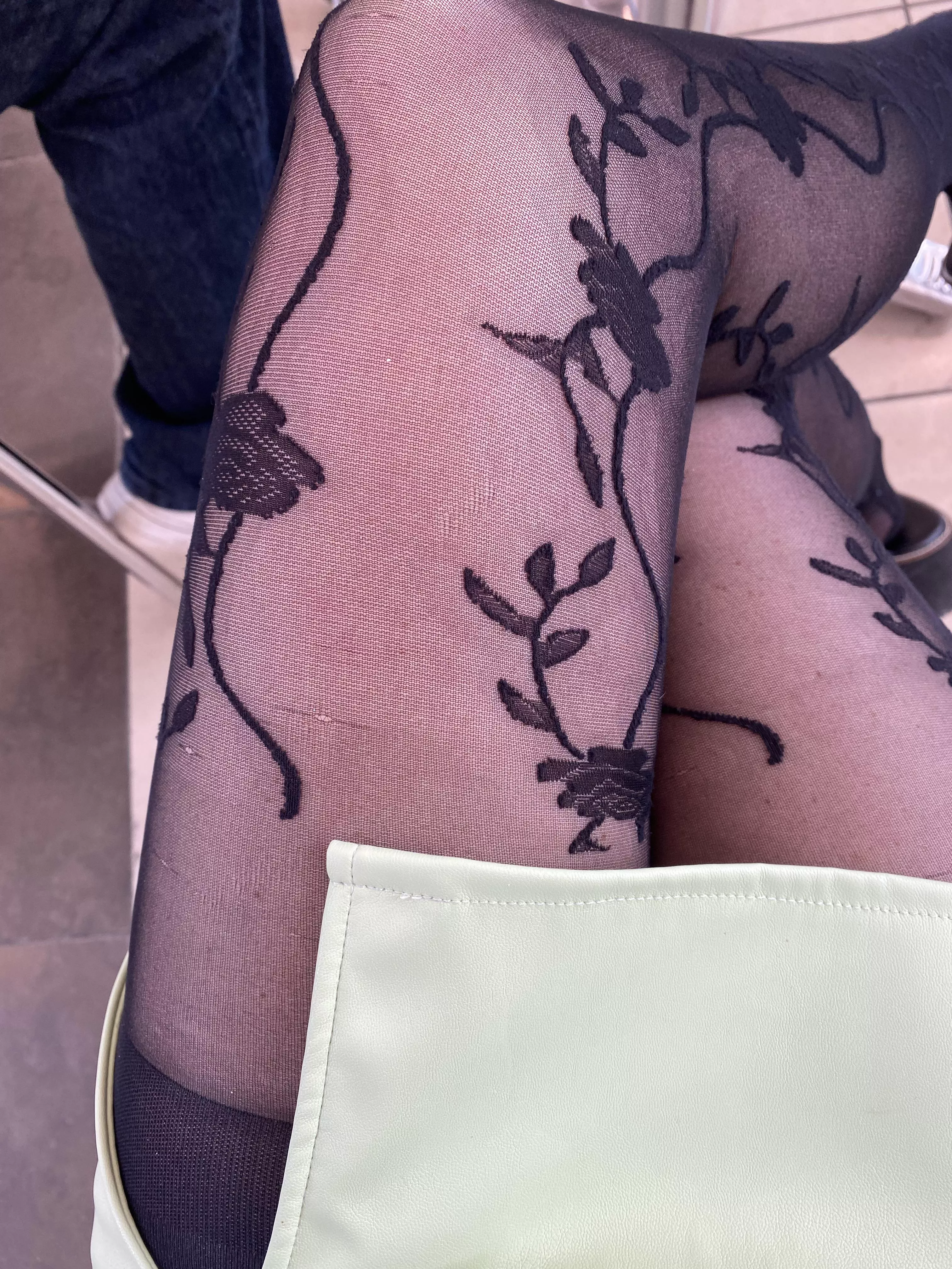 See my Pretty flowered stockings 🖤🥀