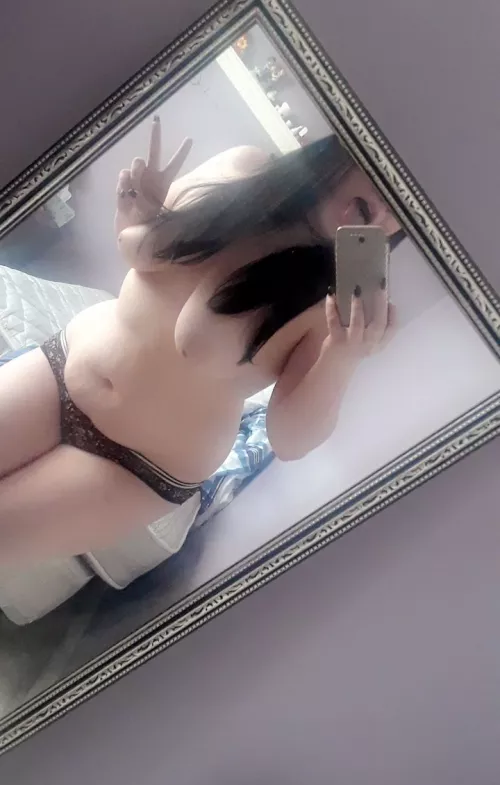 [self] another mirror selfie for you guys! ✌️