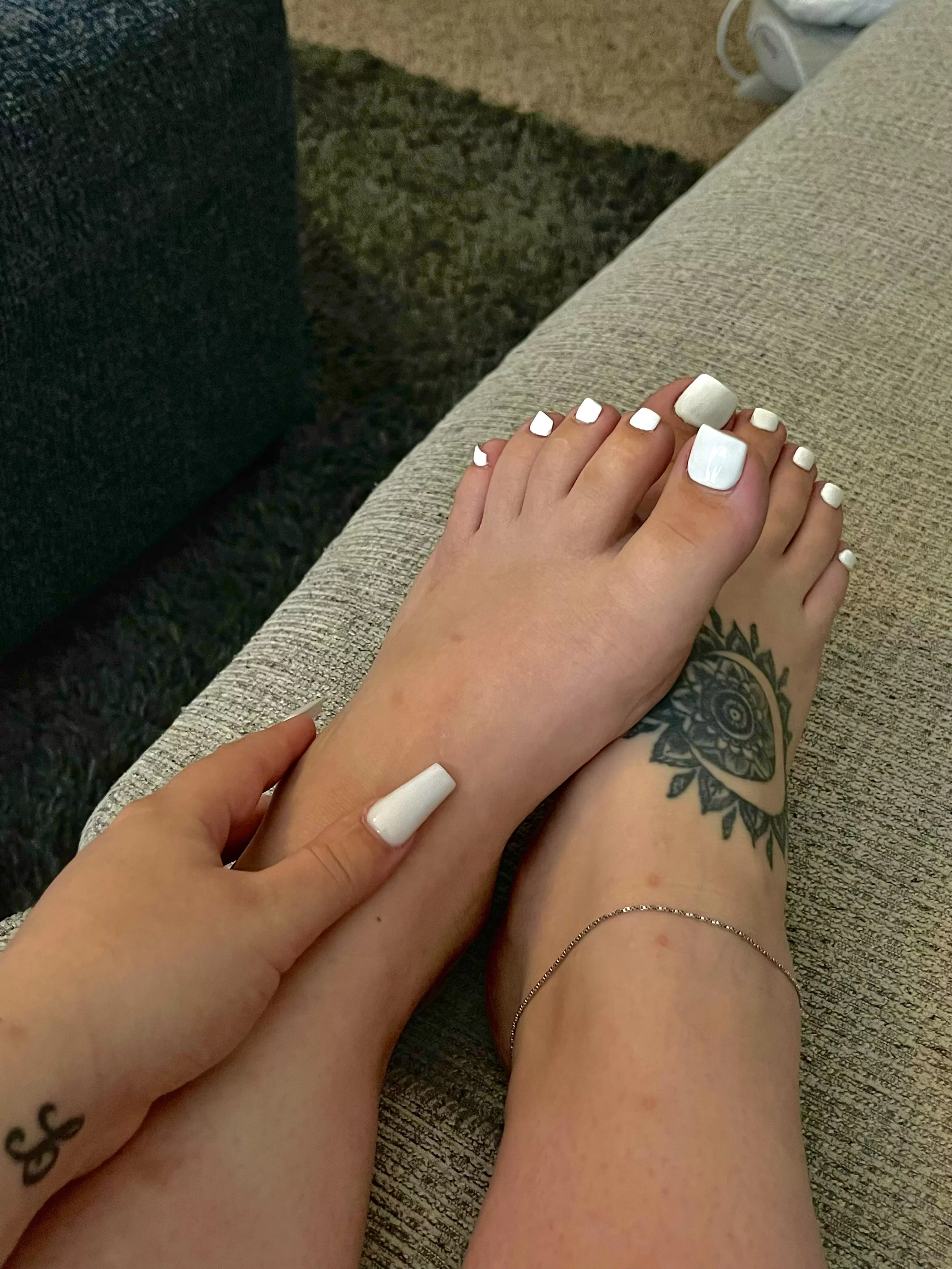 Selling custom feet pics and videos 🖤👣🤤