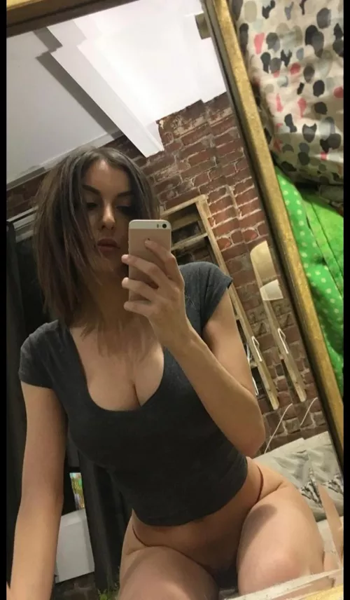 Selling nudes, long videos (sextapes, fingering, dildo), sexting sessions, gfe...hit me up on Kik/Snap @missofiac or Telegram @sofiaa_cc π