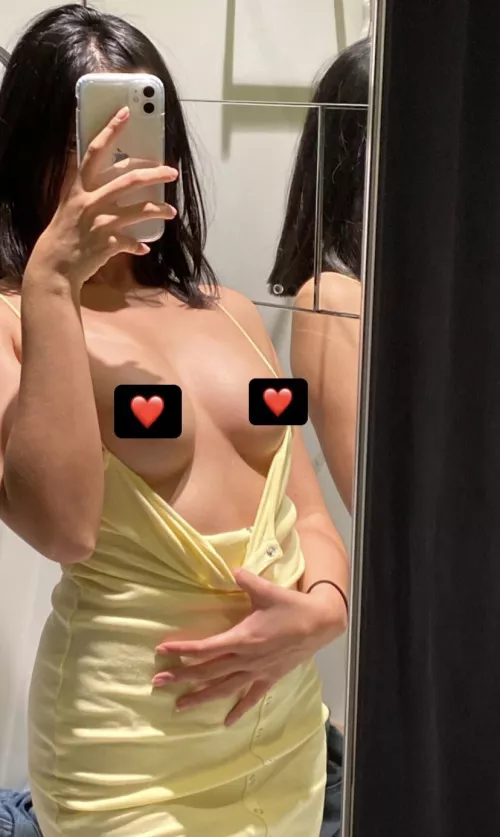 Selling nudes, vids and feet pics. Hmu here via DM!