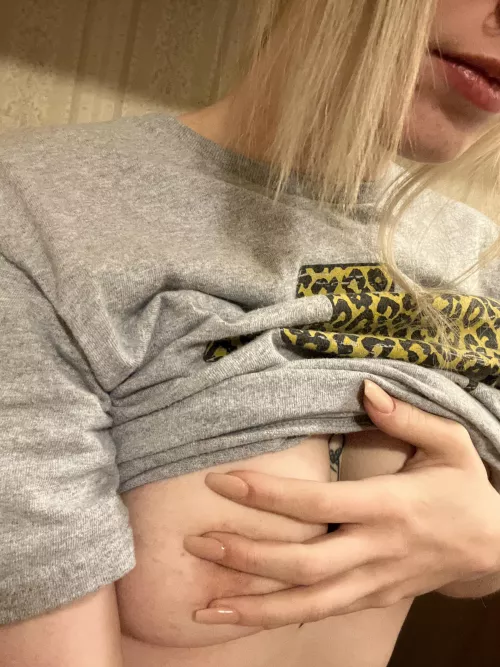 [SELLING SERIOUS BUYERS ONLY]hey babe all nudes,videos,cockrates,joi,gfe and more on sale today only snapchat at petiteblondie2 and kik at autumnorgy ❤️💦