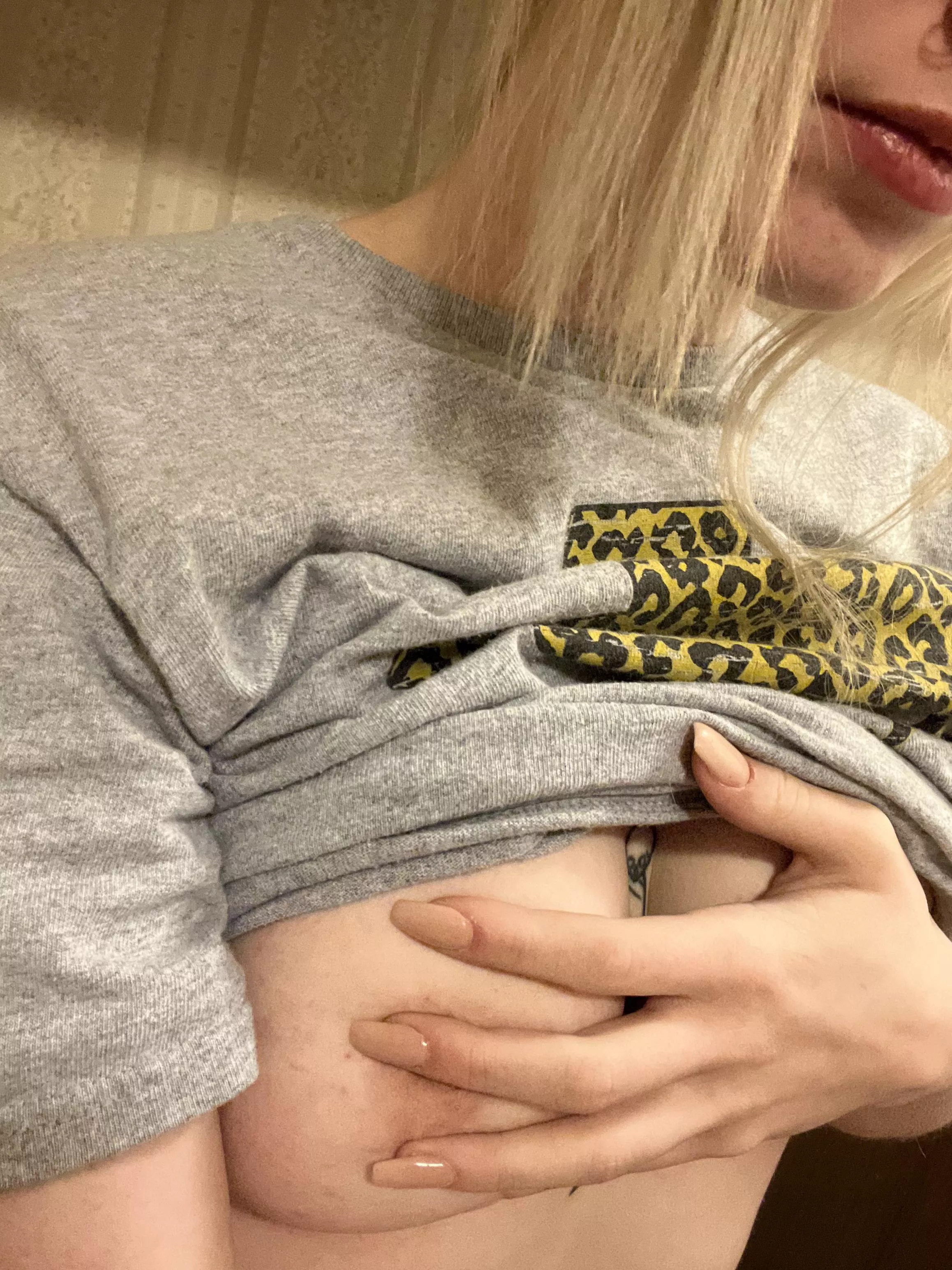 [SELLING SERIOUS BUYERS ONLY]hey babe all nudes,videos,cockrates,joi,gfe and more on sale today only snapchat at petiteblondie2 and kik at autumnorgy ❤️💦