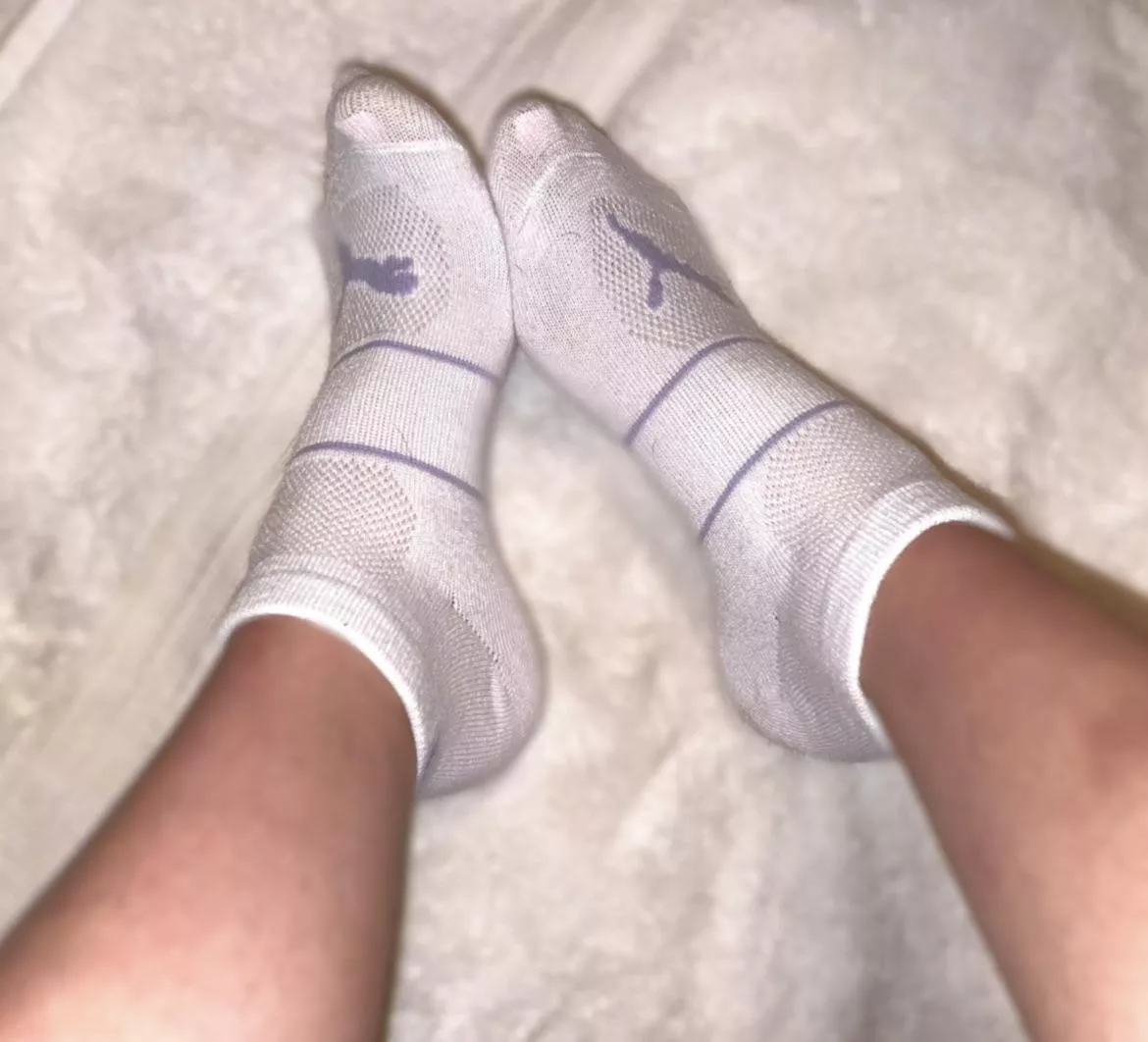 [selling] these white ankle socks are sweaty and ready for you, come take a sniff!🤩