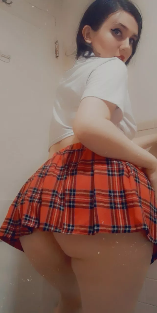 Sexy brunette with a big 🍑