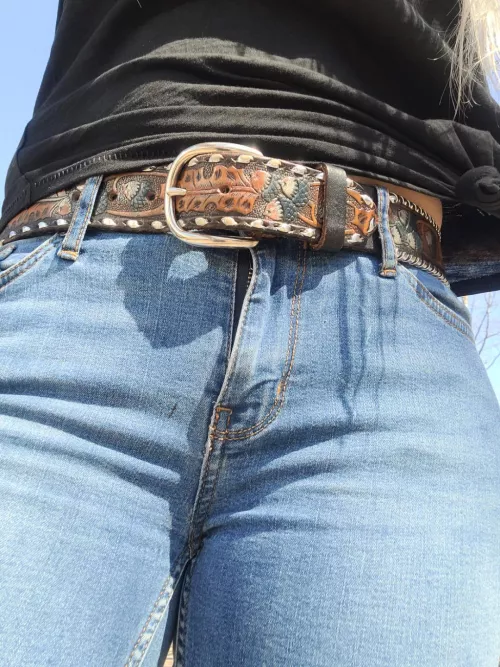 Sexy front pic 💋🔥 These jeans are tight and look fucking hot