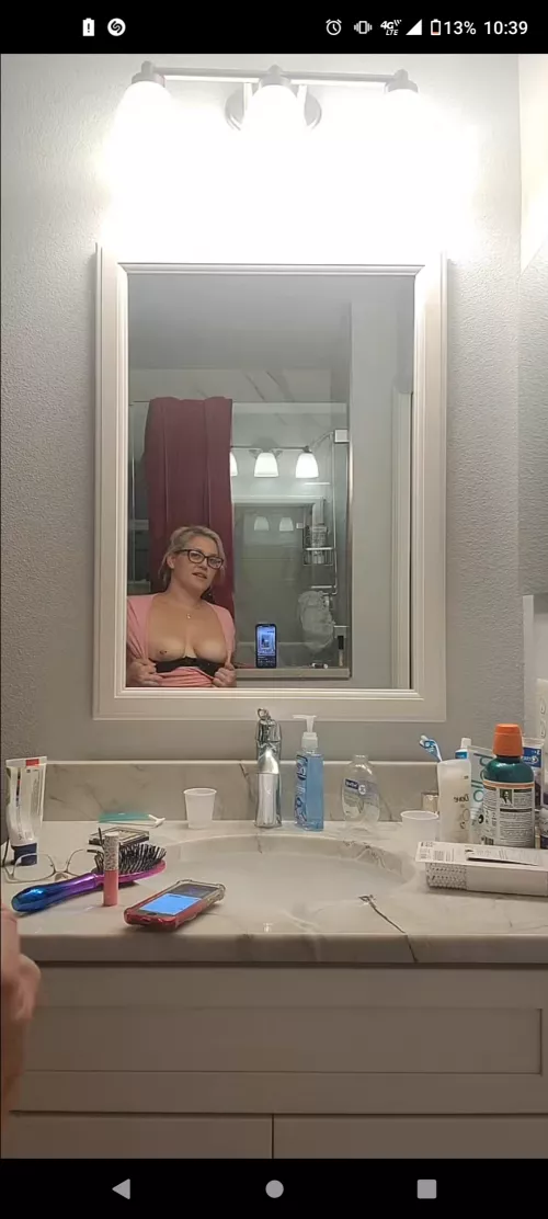 shes mirror flashing live now