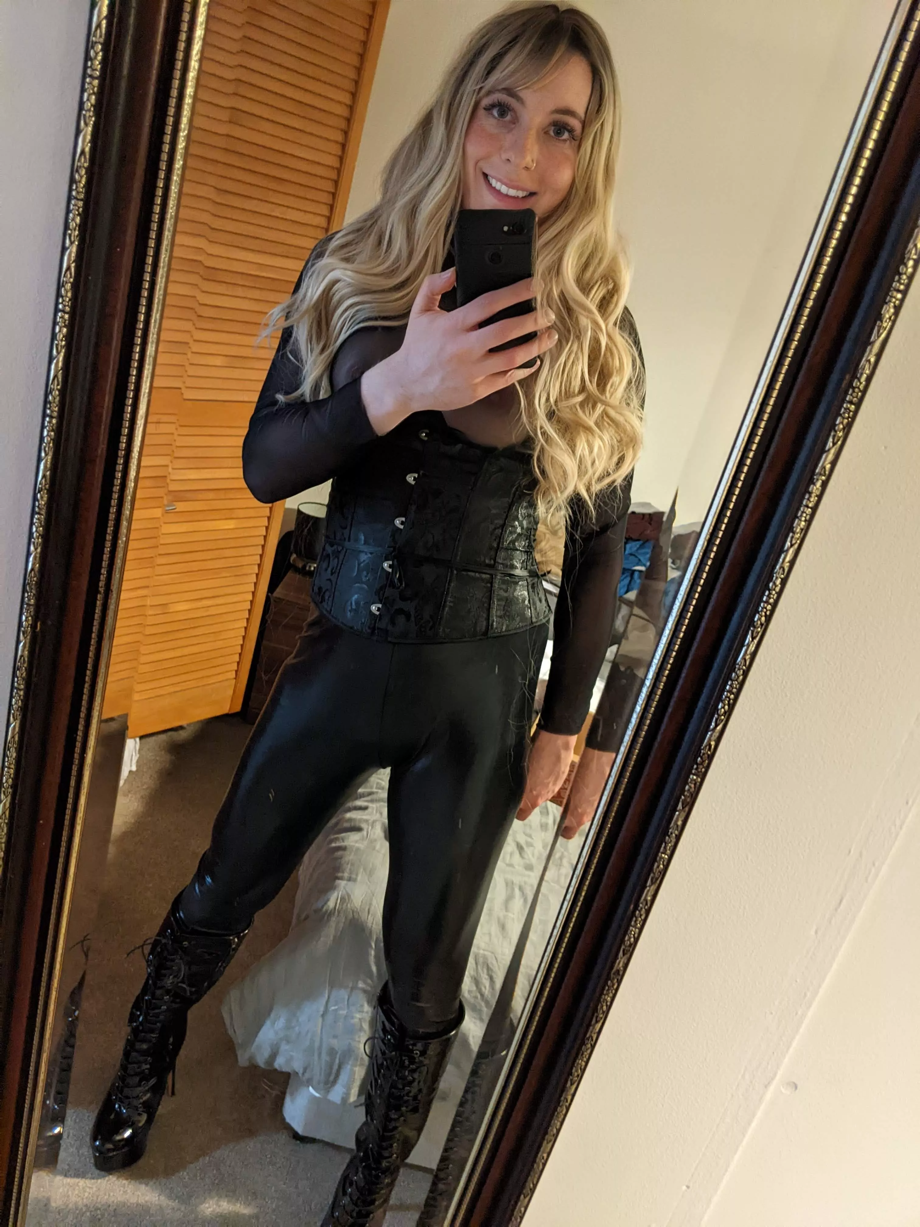 She’s waiting at your door 🚪 what do you do? 😈