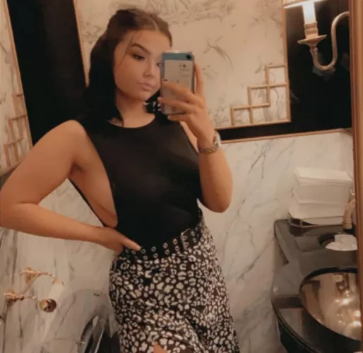 side boob tease 🥵